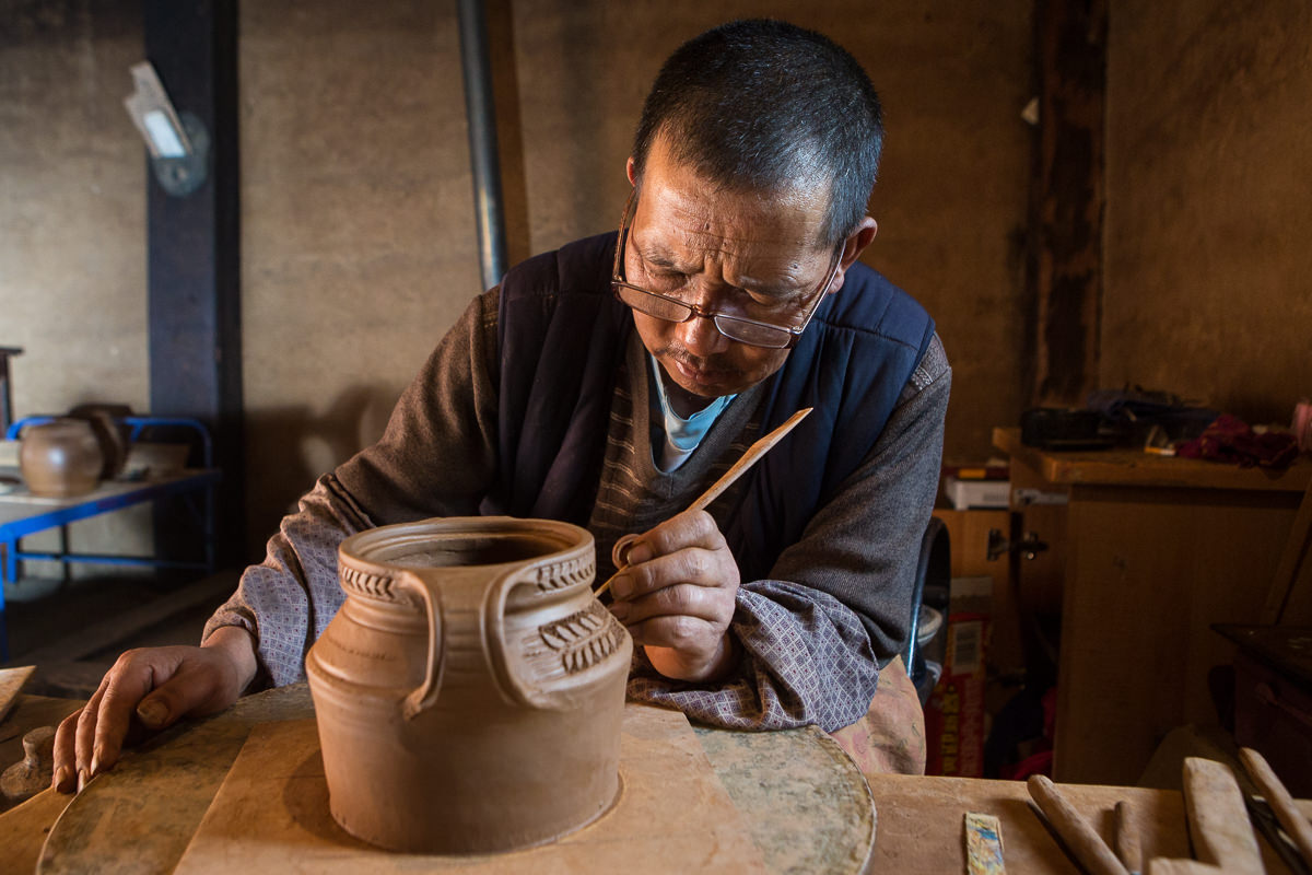 Pottery. Человек делает посуду из глины. Как делают посуду из глины. Мастер делает посуду из дерева. Китайцы делают фарфор.