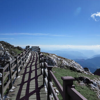 Snow and green grass together near the summit of Yunnan's Jiaozi Snow Mountain (image credit: Chiara Ferraris)