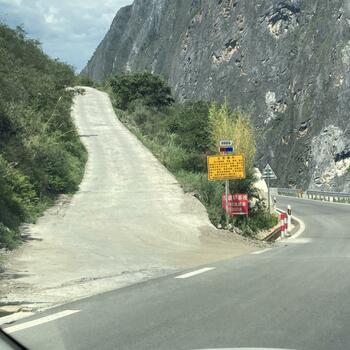 Tiger Leaping Gorge highway, turnoff for Luke's Hostel